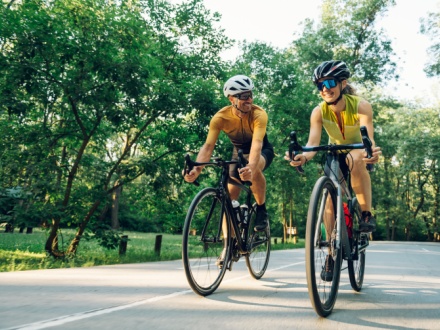 couple cycling